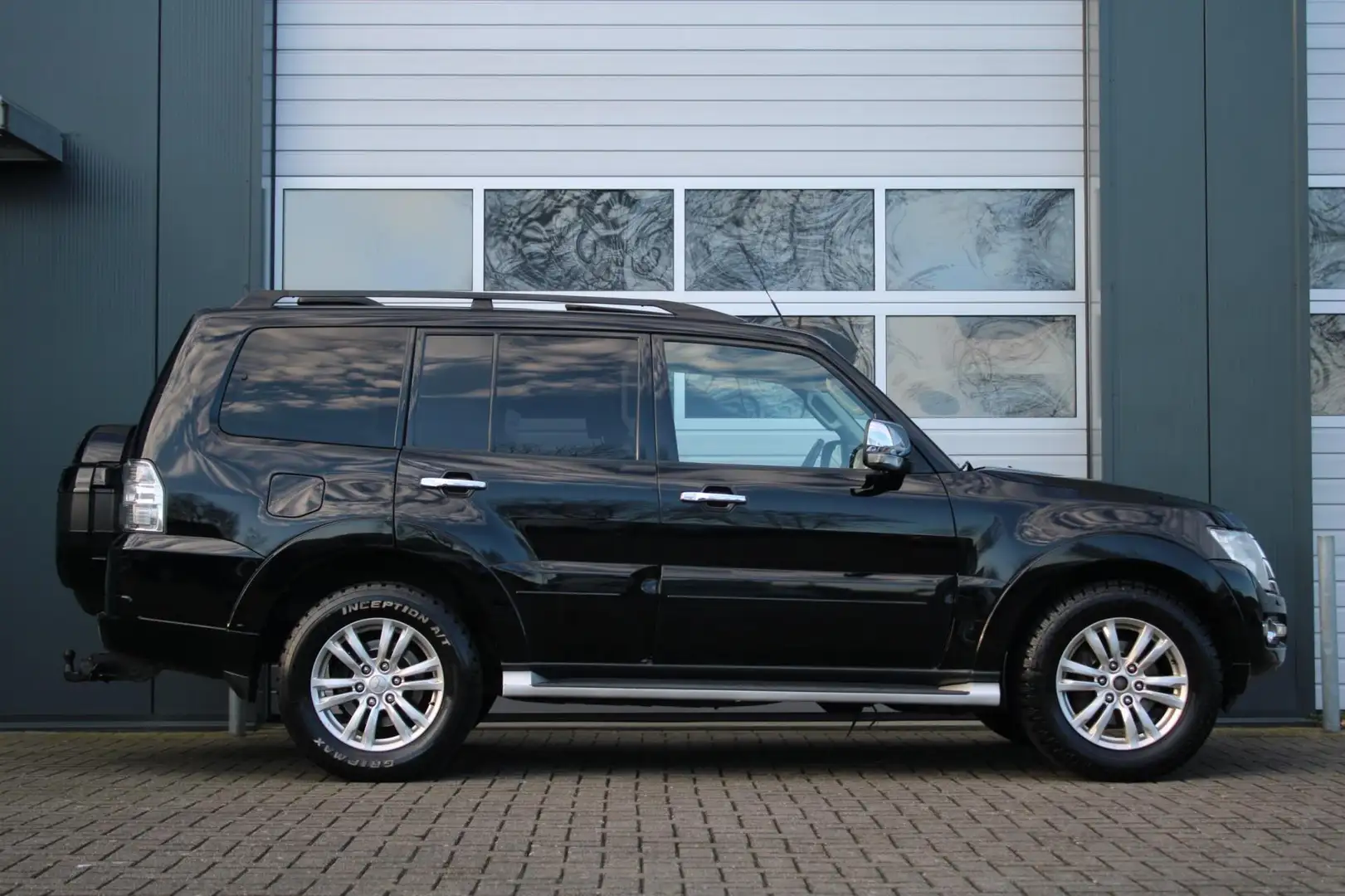 Mitsubishi Pajero MITSUBISHI 3.2 DI-D 190pk 4WD Grijskenteken Automa Negro - 2