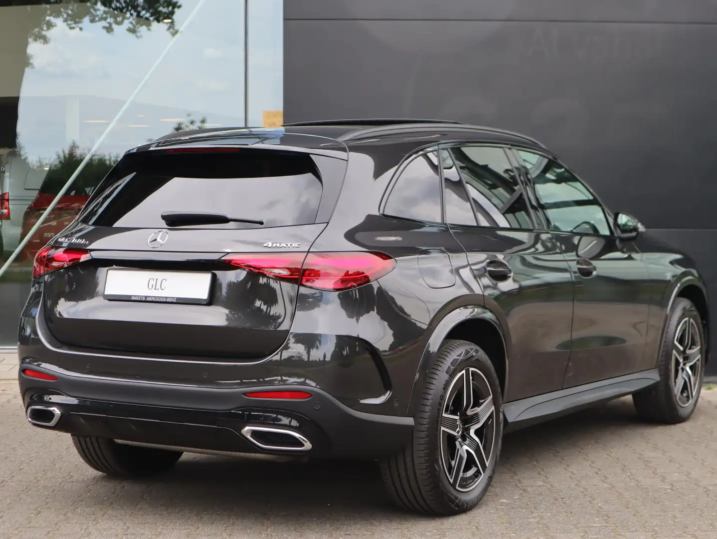 Mercedes-Benz GLC 300 300e 4MATIC AMG line Grijs - 2