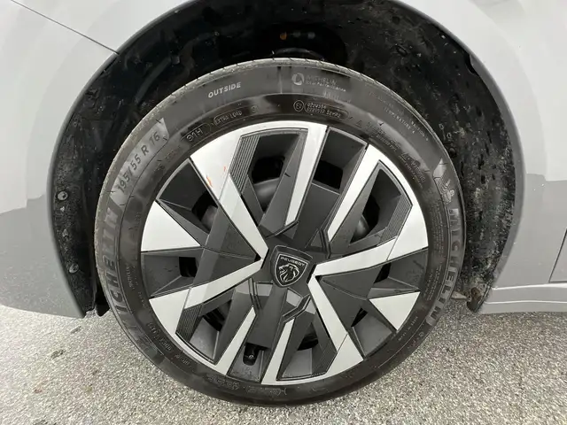 Peugeot 208 view 10