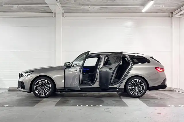 BMW 5 Series view 3