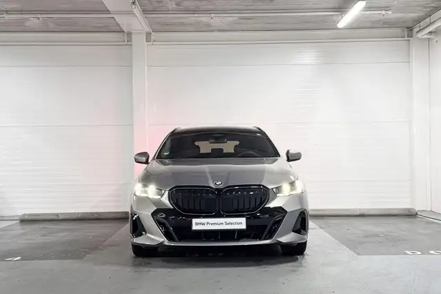 BMW 5 Series view 5