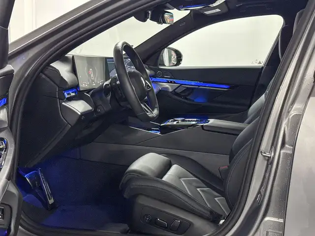 BMW 5 Series view 8
