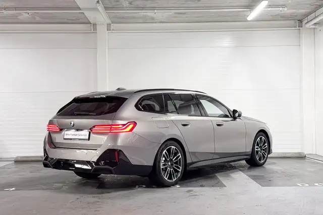 BMW 5 Series view 6