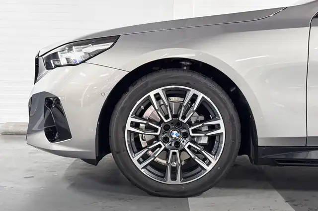 BMW 5 Series view 4