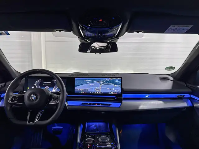BMW 5 Series view 11