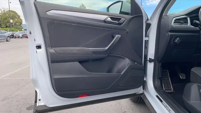Volkswagen T-Roc view 7