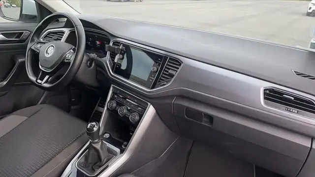 Volkswagen T-Roc view 10