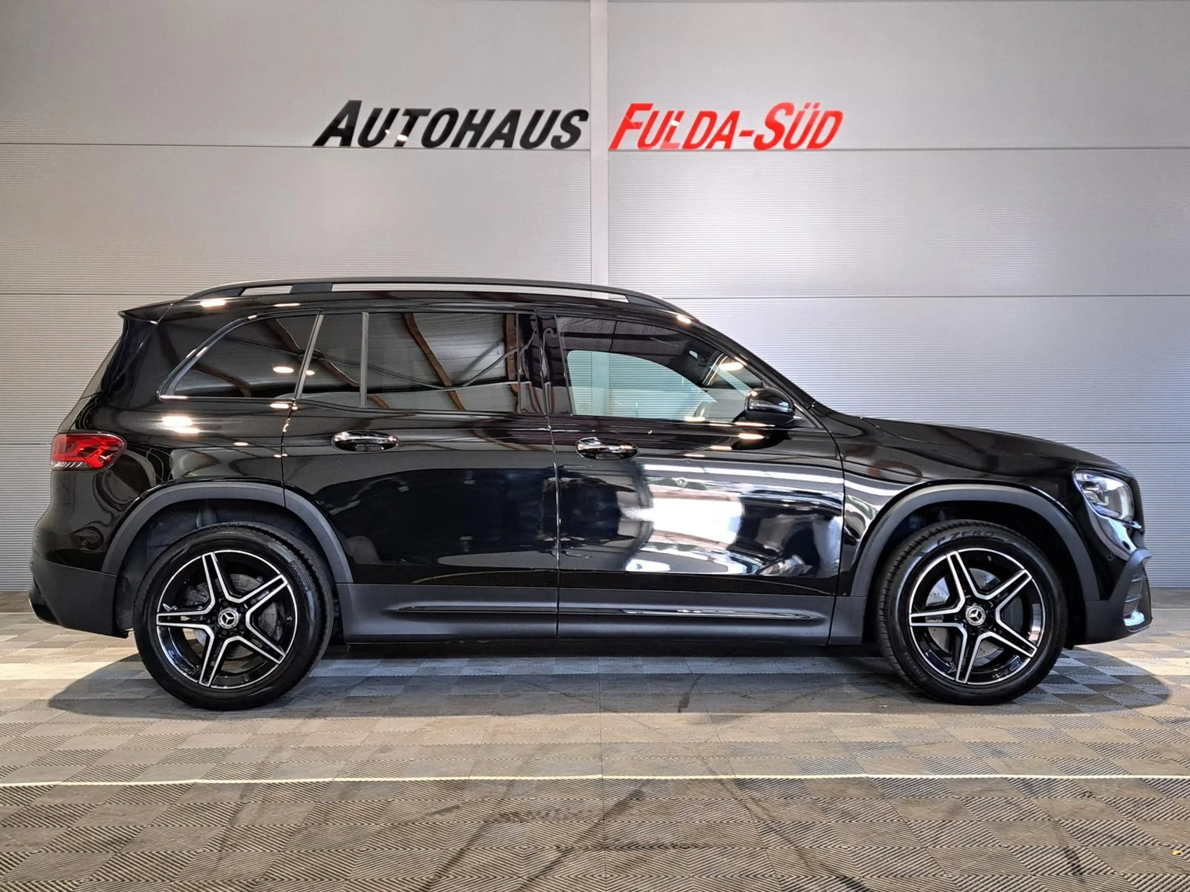 Mercedes-Benz GLB 250 AMG Line°Multibeam°RFK°AHK°Spur°TWA°DAB° — photo 3