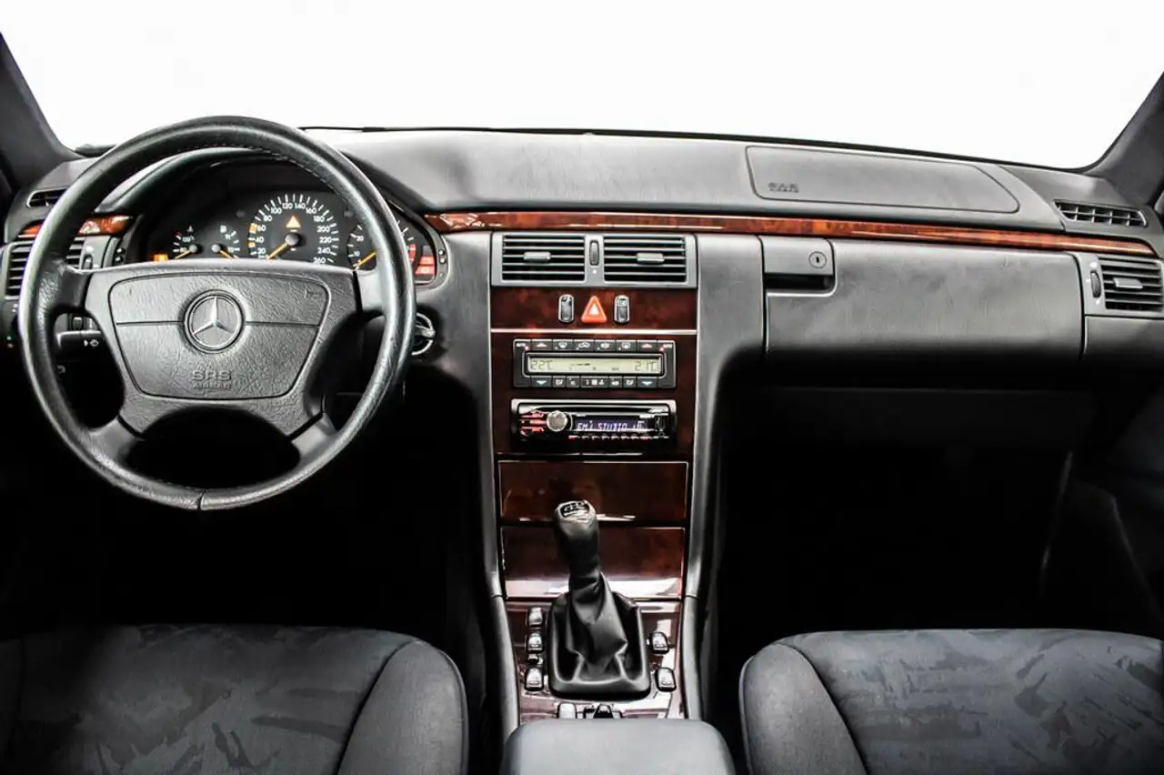 Mercedes-Benz E 200 k Elegance, foto 2