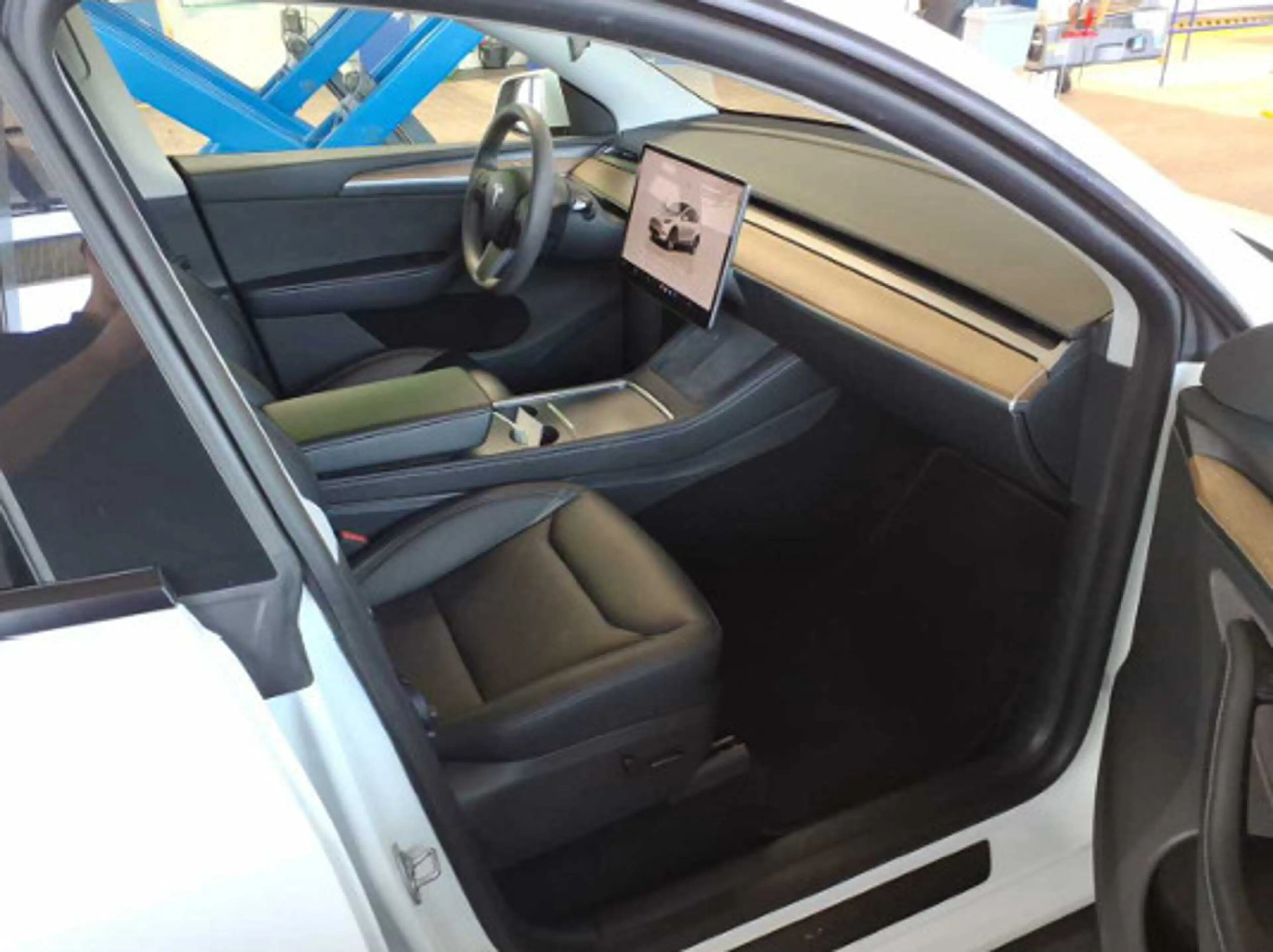 Tesla Model Y Long Range Dual AWD A.Pilot AHK — photo 7