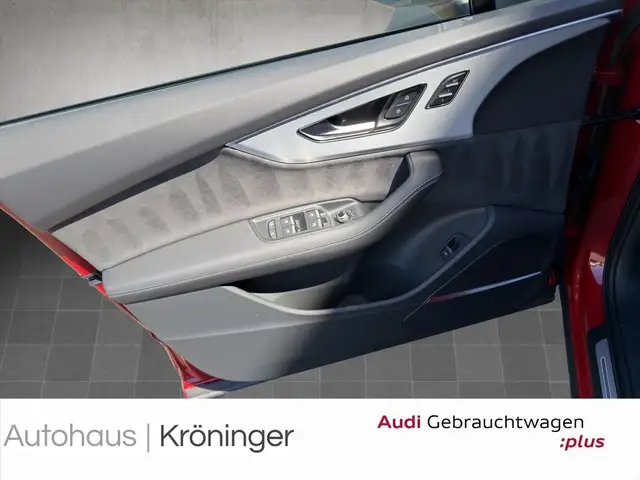 Audi SQ7 view 8