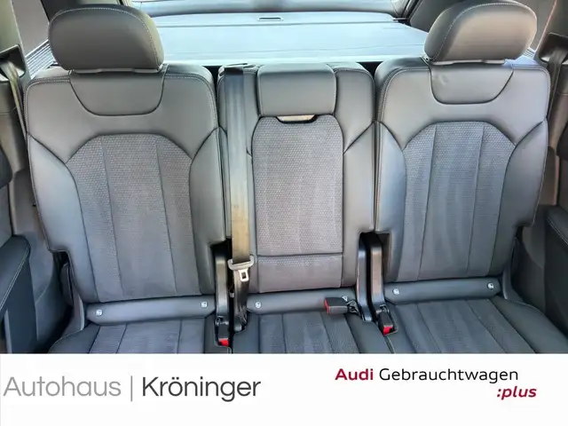 Audi SQ7 view 10