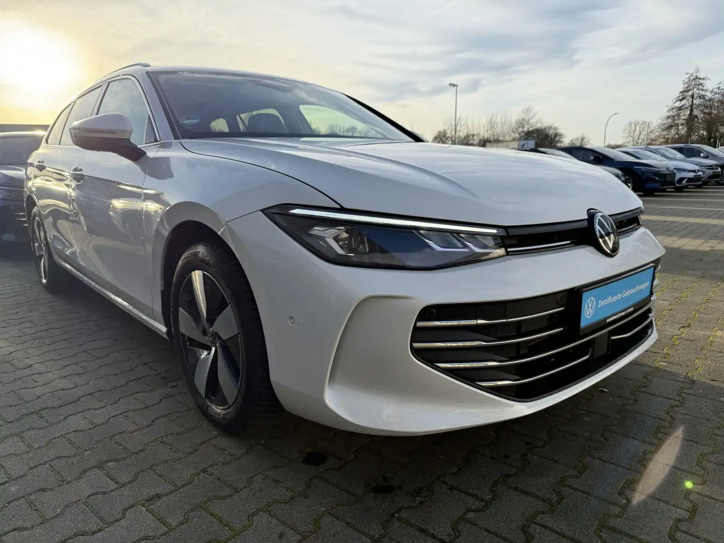 Volkswagen Passat Variant 1.5 eTSI DSG Business Weiß - 2