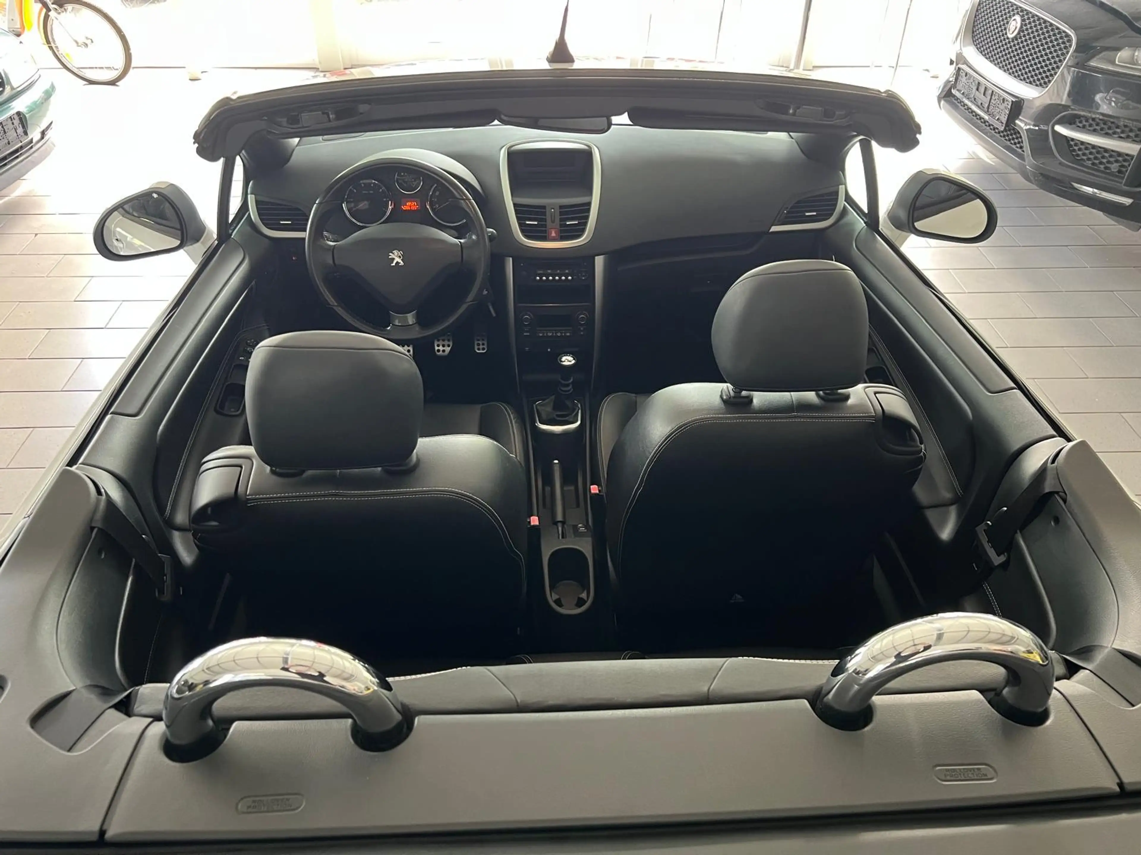 Peugeot 207 Platinum wenig KM sehr Gepflegt Neue HU — photo 6