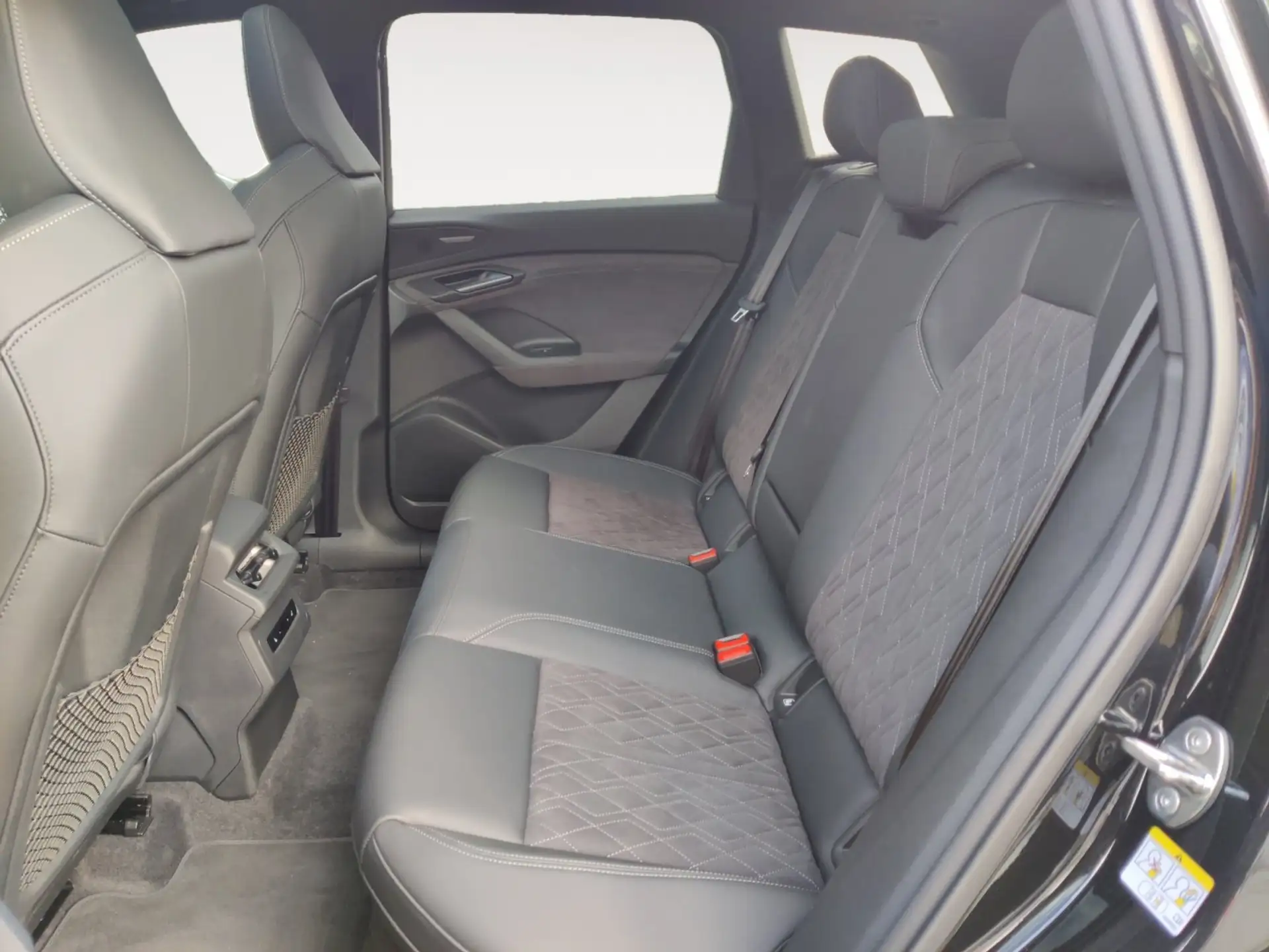 Audi Q6 e-tron 315 kW 2026 검정 사진 8