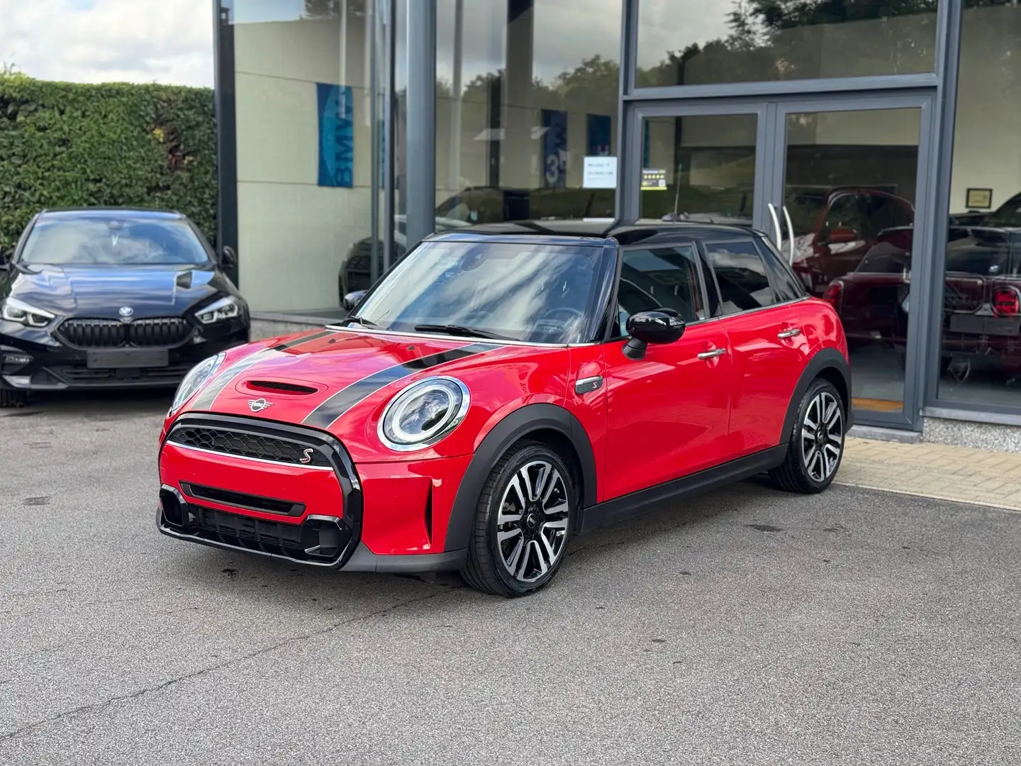 MINI Cooper S 5-deurs AUT. / CAM / LEER / NAVI / KEYL / CARPLAY Rouge - 2