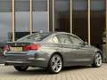 BMW 320 3-serie 320i xDrive High Ex. Grijs - thumbnail 2