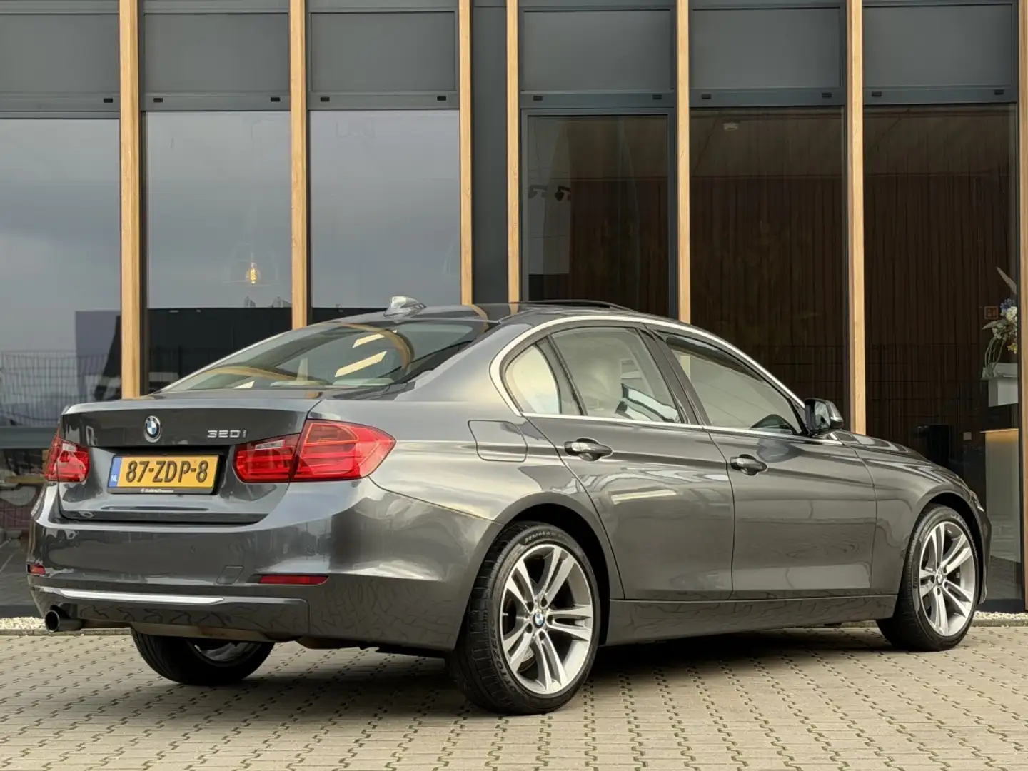 BMW 320 3-serie 320i xDrive High Ex. Grijs - 2