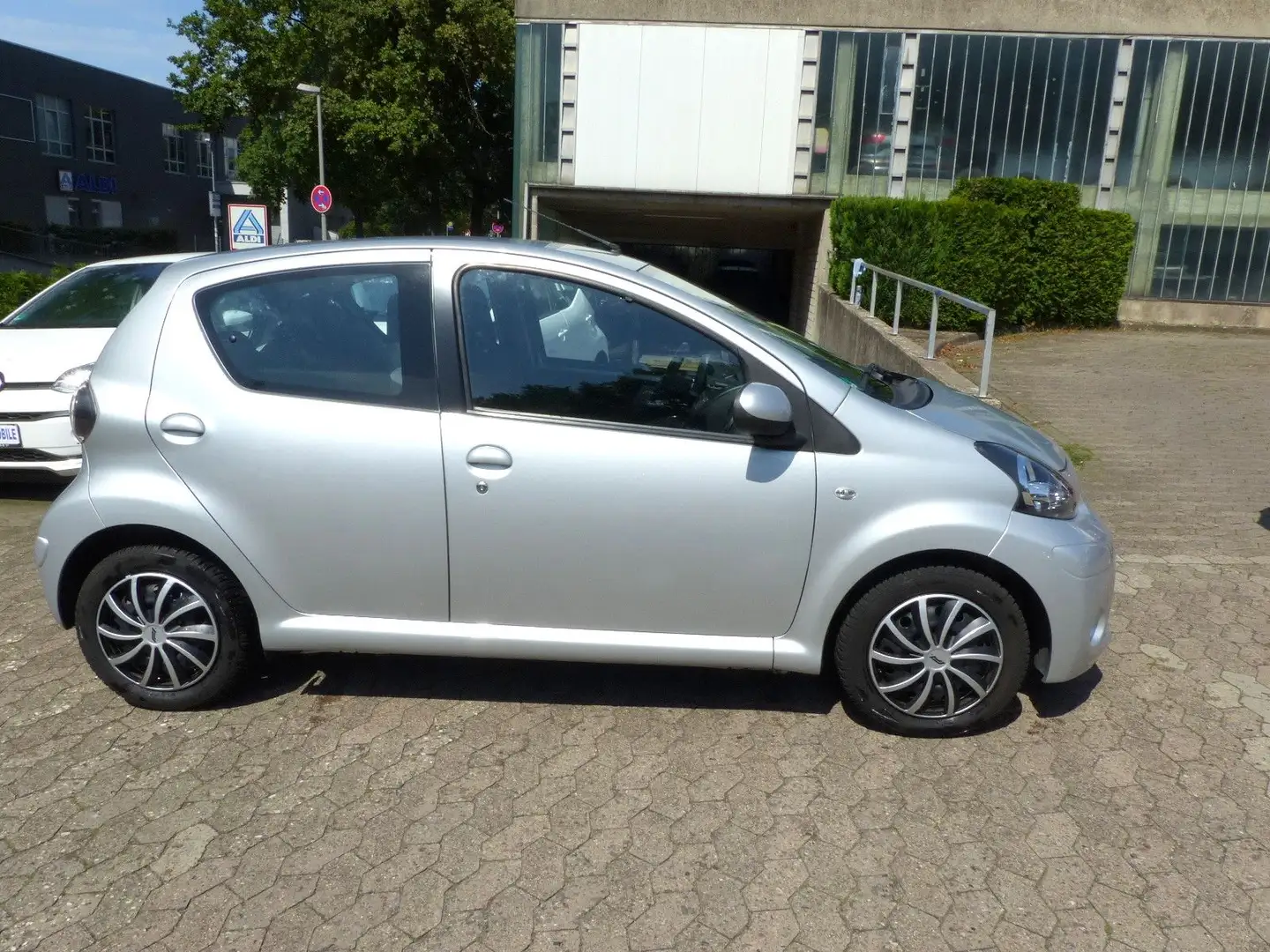 Toyota Aygo AYGO Cool Automatik/Klima/PDC/2.Hd Silber - 2