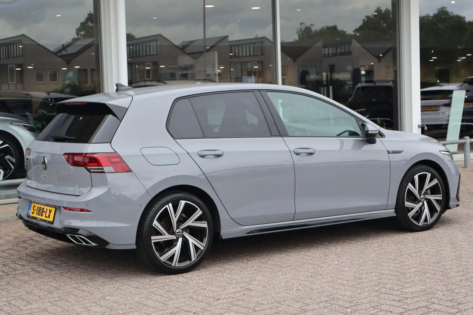 Volkswagen Golf 1.5 TSI 130pk DSG R-Line | Navigatie | Camera | PD Grijs - 2