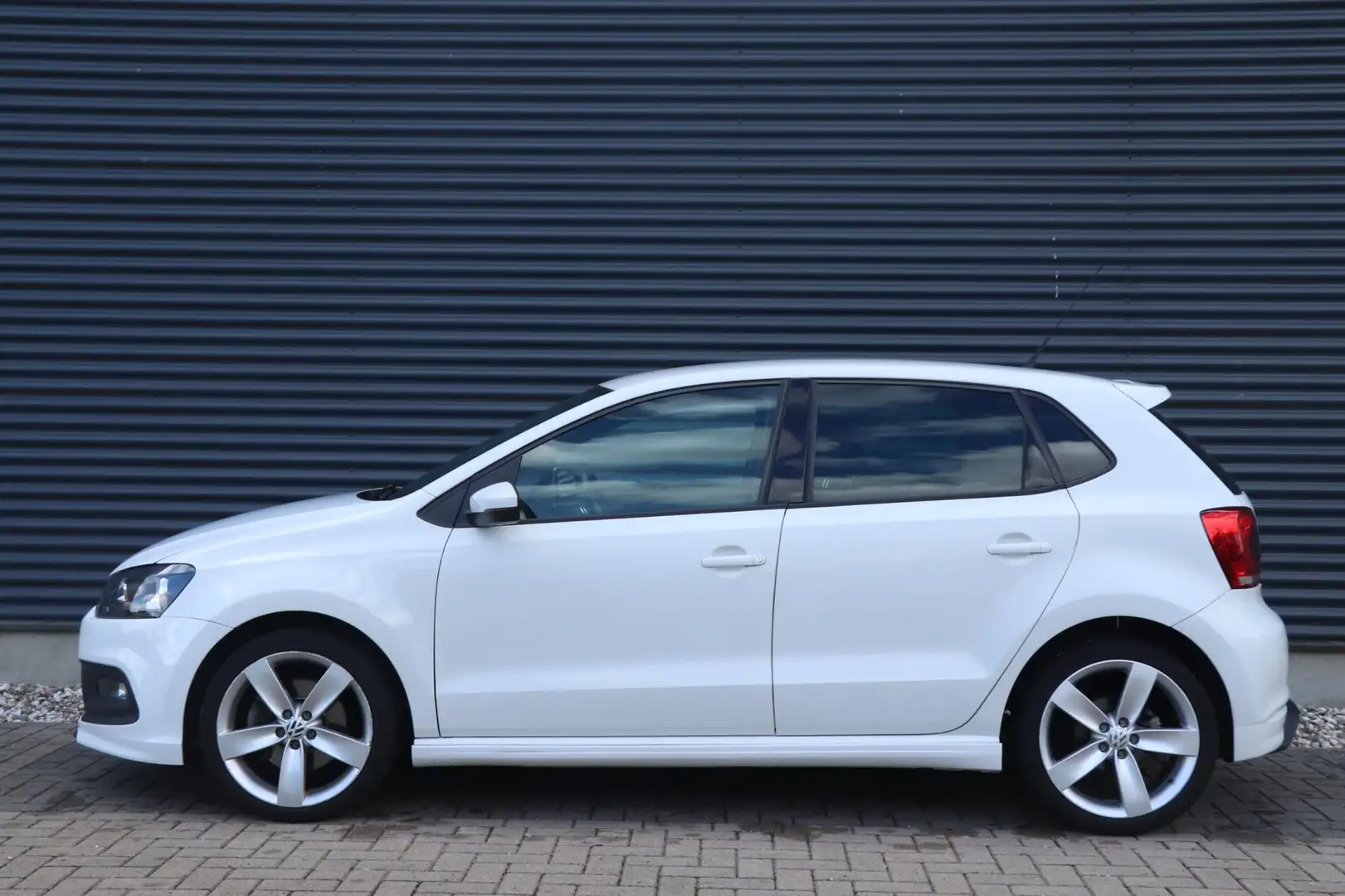 Volkswagen Polo 1.2 TSI Highline | R-Line - 105 PK - NW APK . Blanc - 2