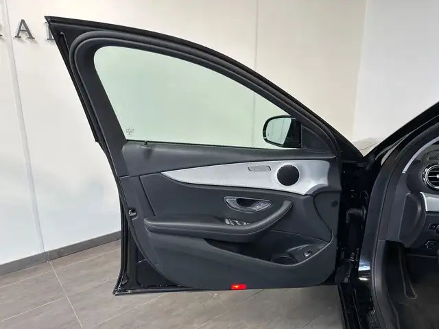 Mercedes-Benz 300 view 6