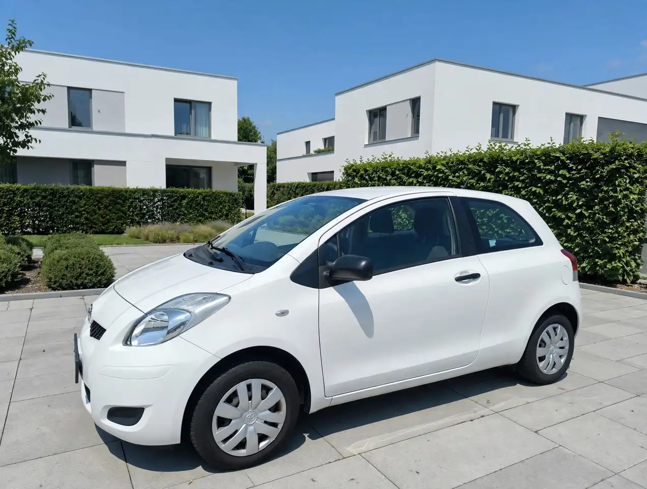 Toyota Yaris 1.0 VVT-i 1.Hand TÜV NEU Garagenwagen ohne Rost — photo 1 of 19