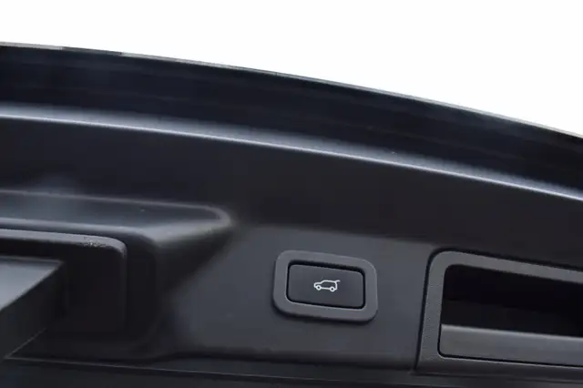 Land Rover Range Rover Velar view 16