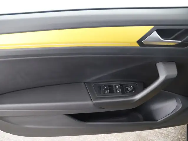 Volkswagen T-Roc view 11