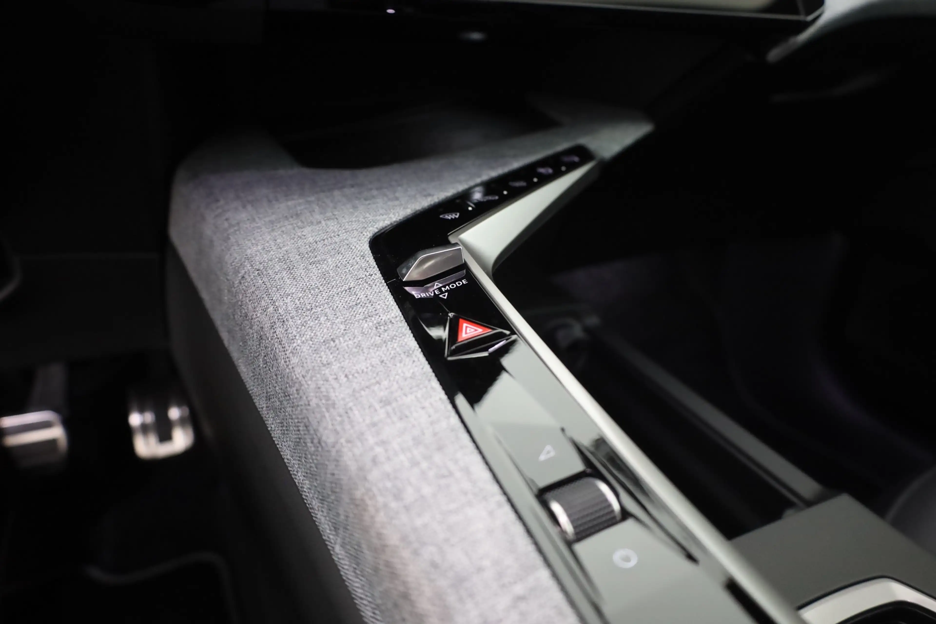 Peugeot 5008 GT 1.2 Hybrid Aut. LED ACC Navi 360° — photo 14