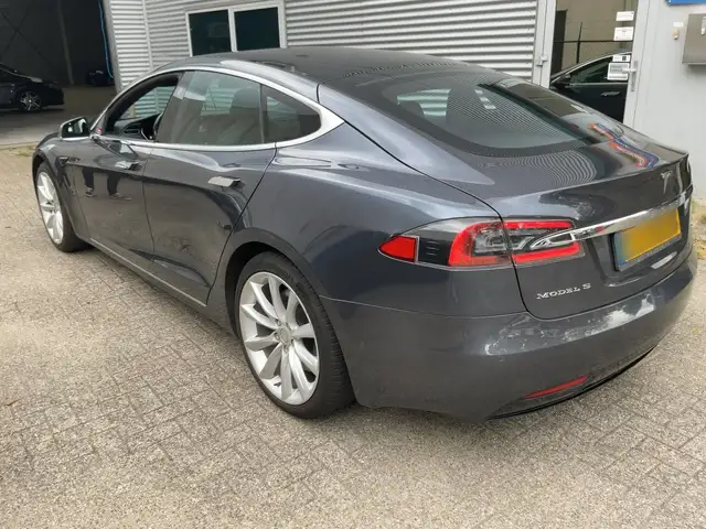 Tesla Model S view 3
