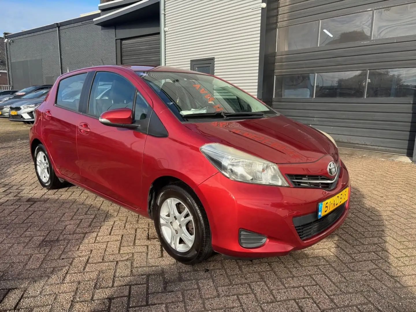 Toyota Yaris 1.0 VVT-i Aspiration 3 MND GAR | TREKHAAK | SPORTV Rouge - 1