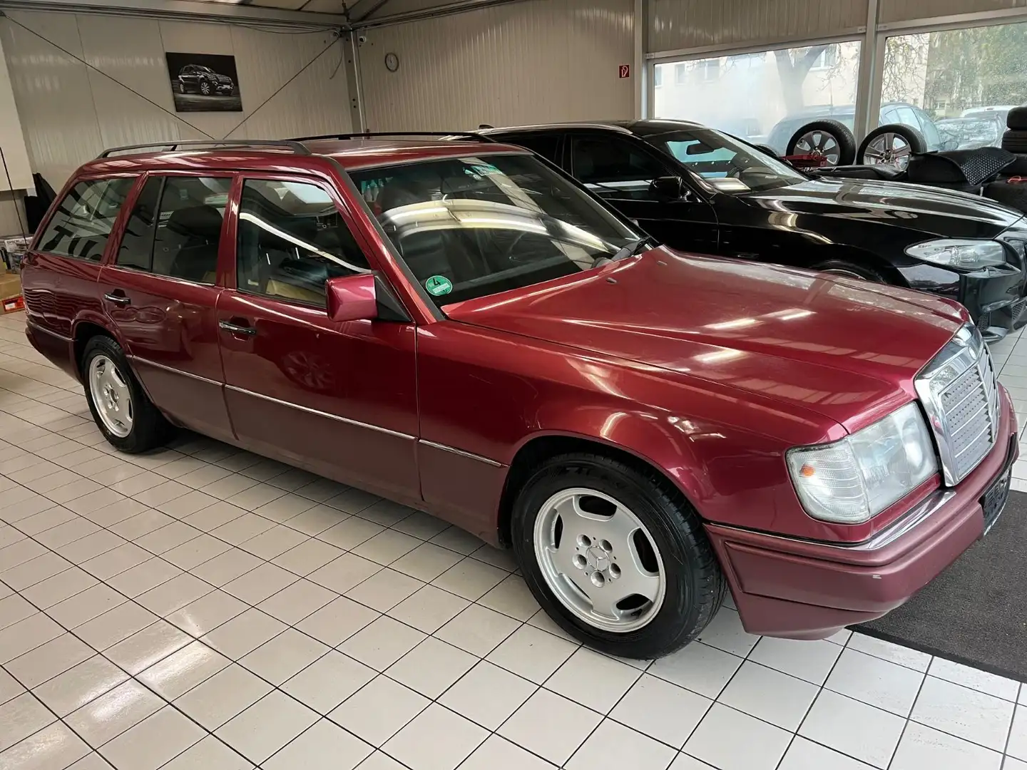 Mercedes-Benz E 300 TE 24 Elegance (W124, 7 Sitzer)*TÜVneu* Rot - 1