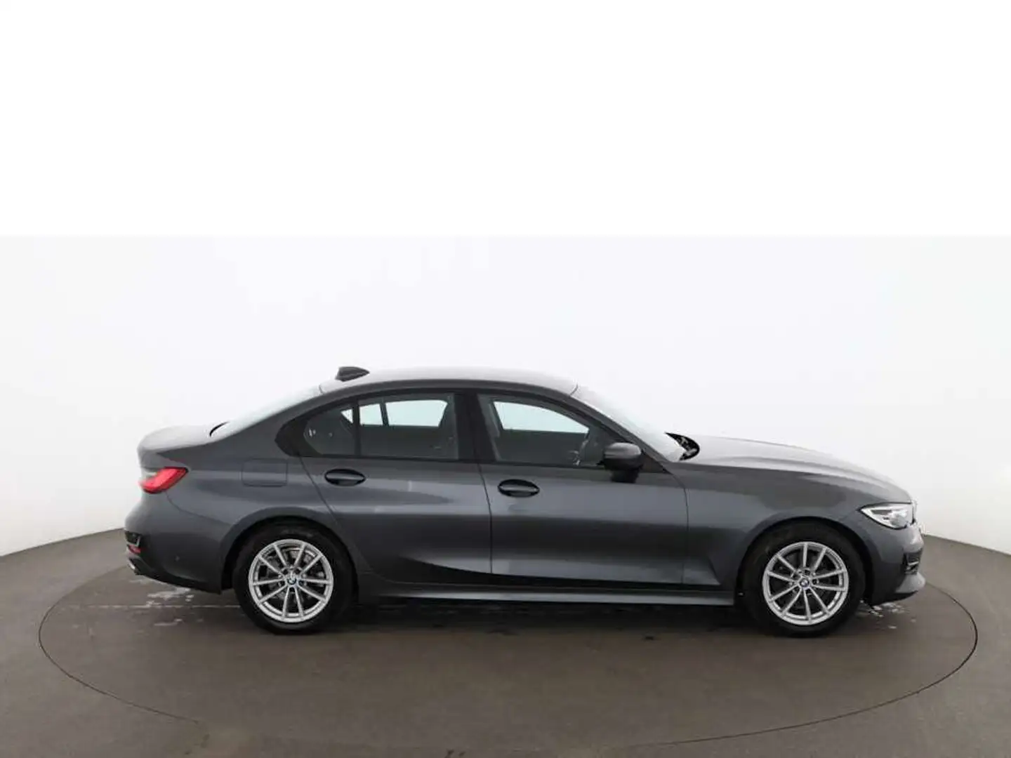 BMW 320 d Advantage Aut LED RADAR NAVI ASSIST R-CAM Šedá - 2
