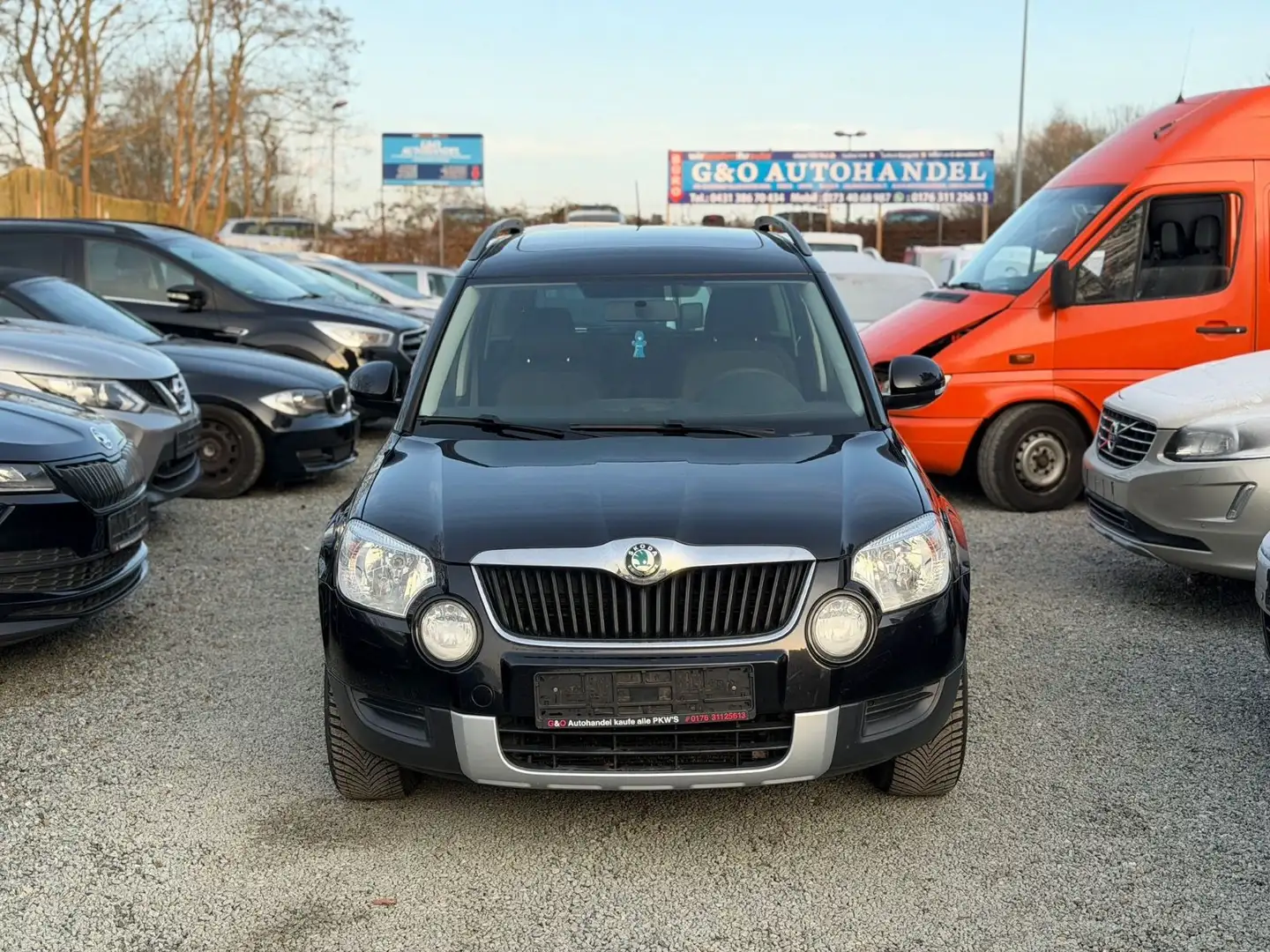 Skoda Yeti Basis*Klima*Tüv Neu*Euro 5*Ahk* Panorama* Schwarz - 2
