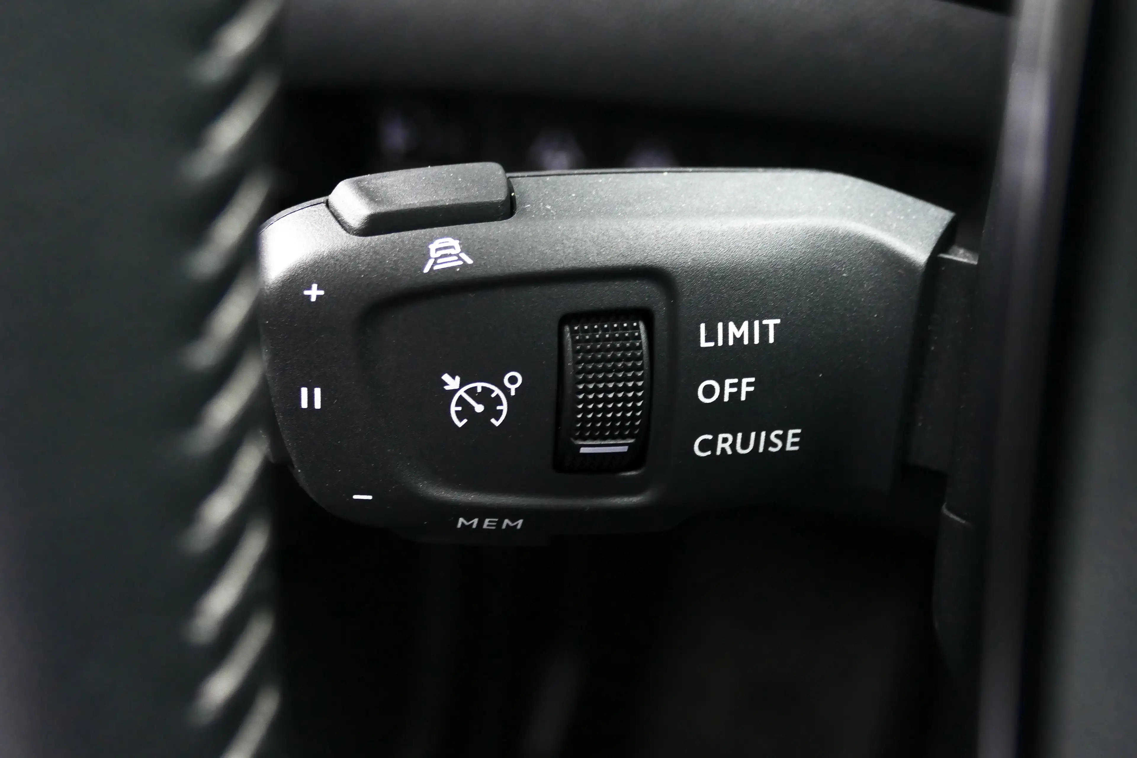 Peugeot e-2008 136PK 50KWH ALLURE PACK AUTOMAAT / CAMERA / STOELV — photo 19