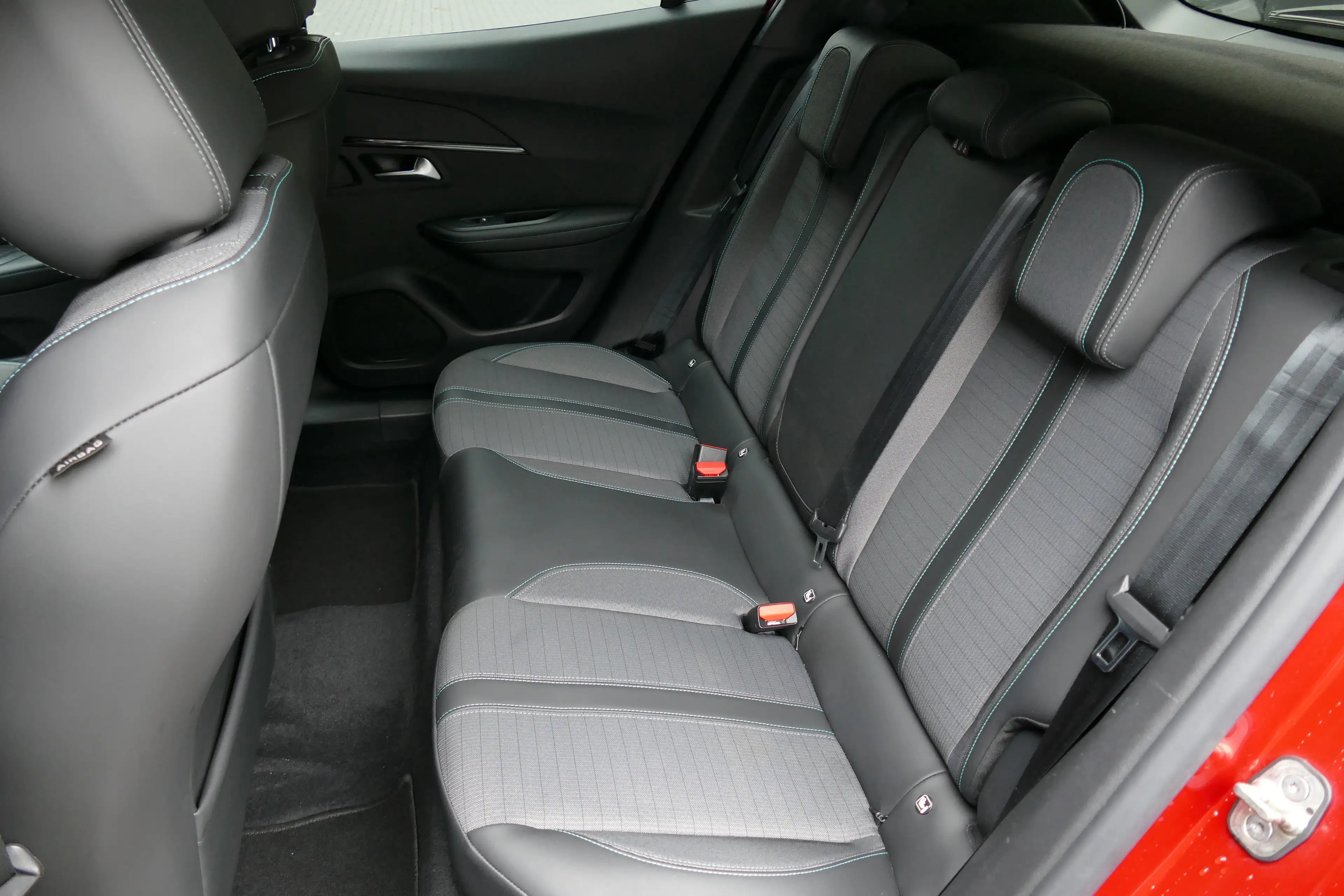 Peugeot e-2008 136PK 50KWH ALLURE PACK AUTOMAAT / CAMERA / STOELV — photo 14