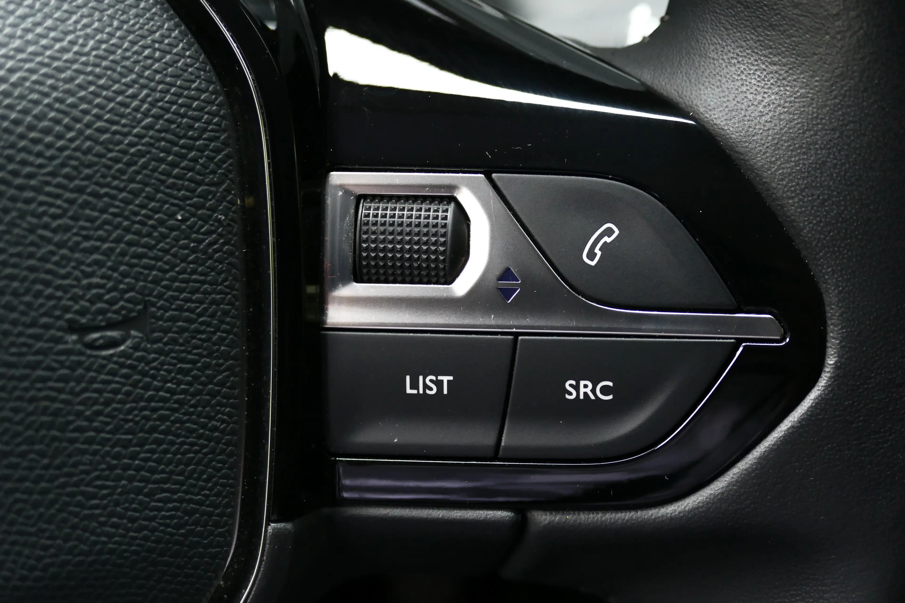 Peugeot e-2008 136PK 50KWH ALLURE PACK AUTOMAAT / CAMERA / STOELV — photo 22