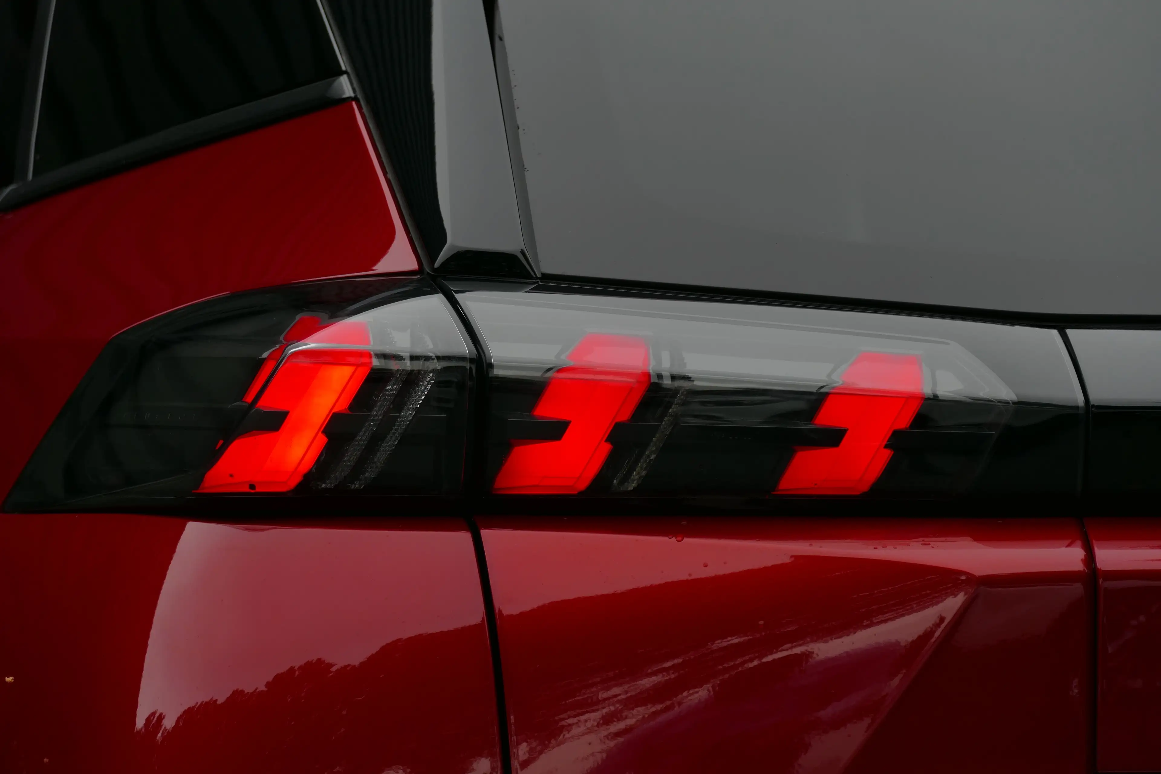 Peugeot e-2008 136PK 50KWH ALLURE PACK AUTOMAAT / CAMERA / STOELV — photo 6