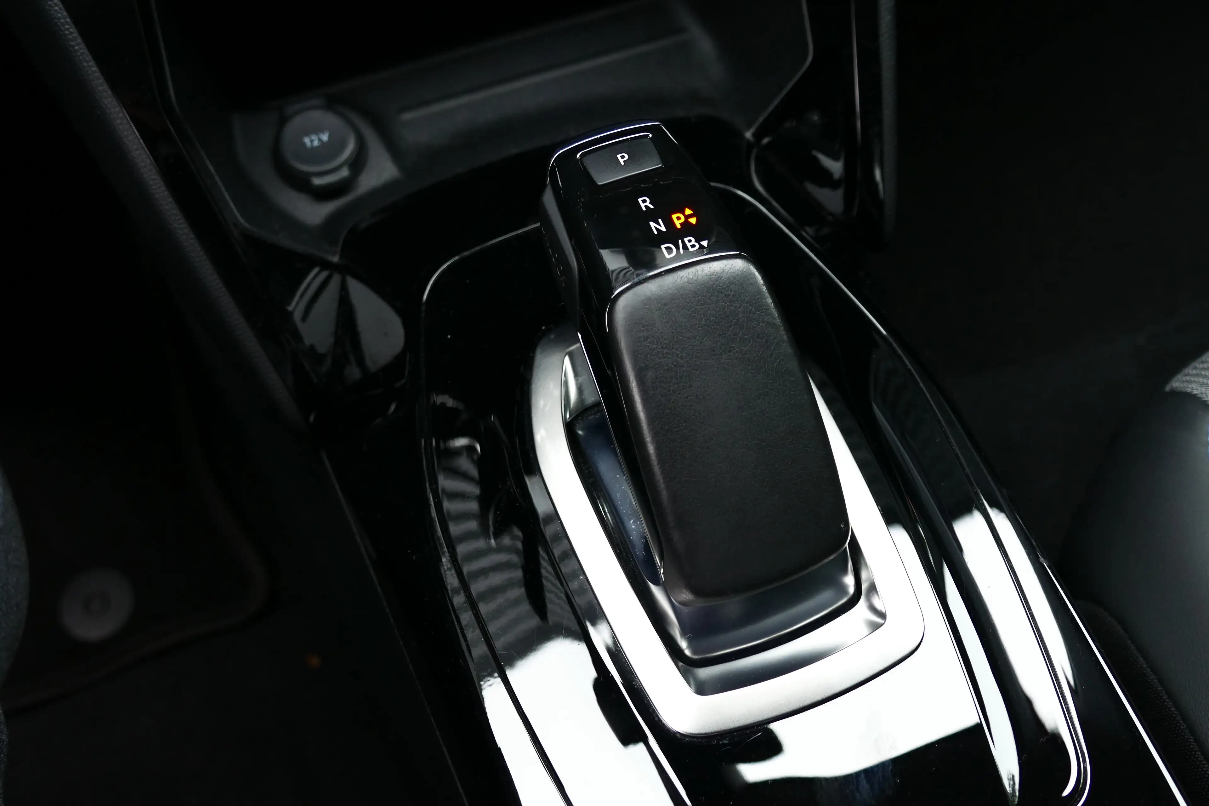 Peugeot e-2008 136PK 50KWH ALLURE PACK AUTOMAAT / CAMERA / STOELV — photo 32