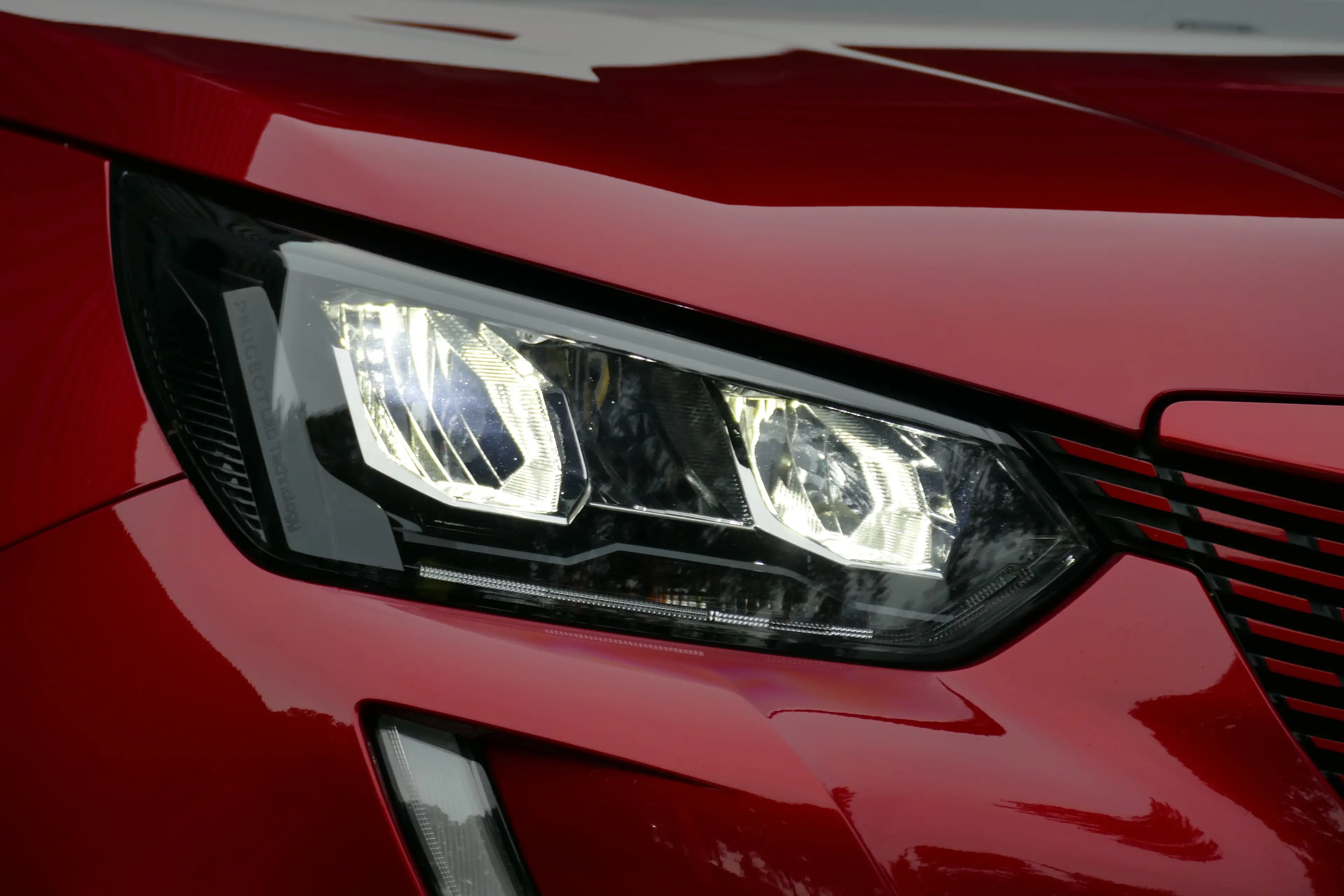 Peugeot e-2008 136PK 50KWH ALLURE PACK AUTOMAAT / CAMERA / STOELV — photo 10