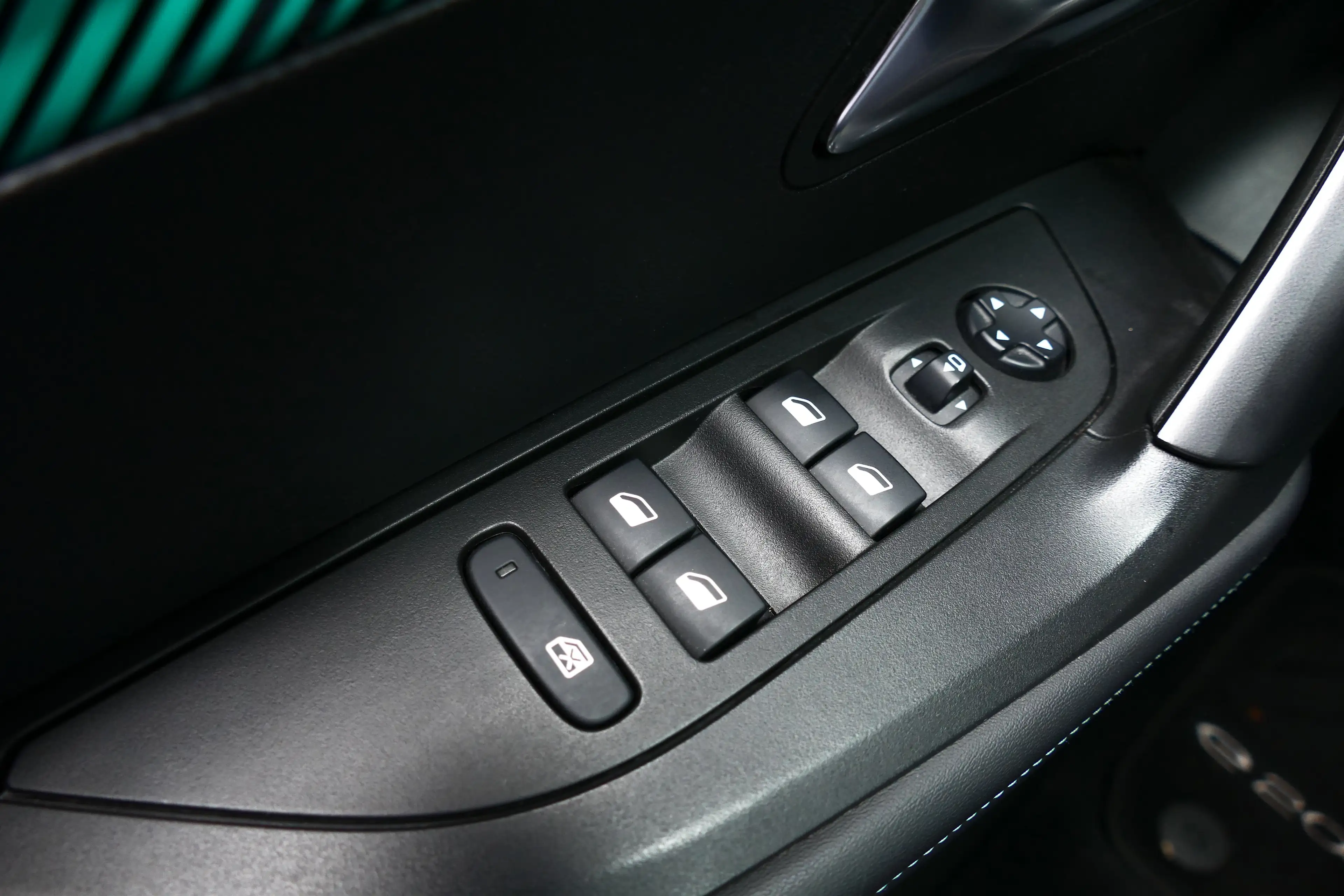 Peugeot e-2008 136PK 50KWH ALLURE PACK AUTOMAAT / CAMERA / STOELV — photo 17