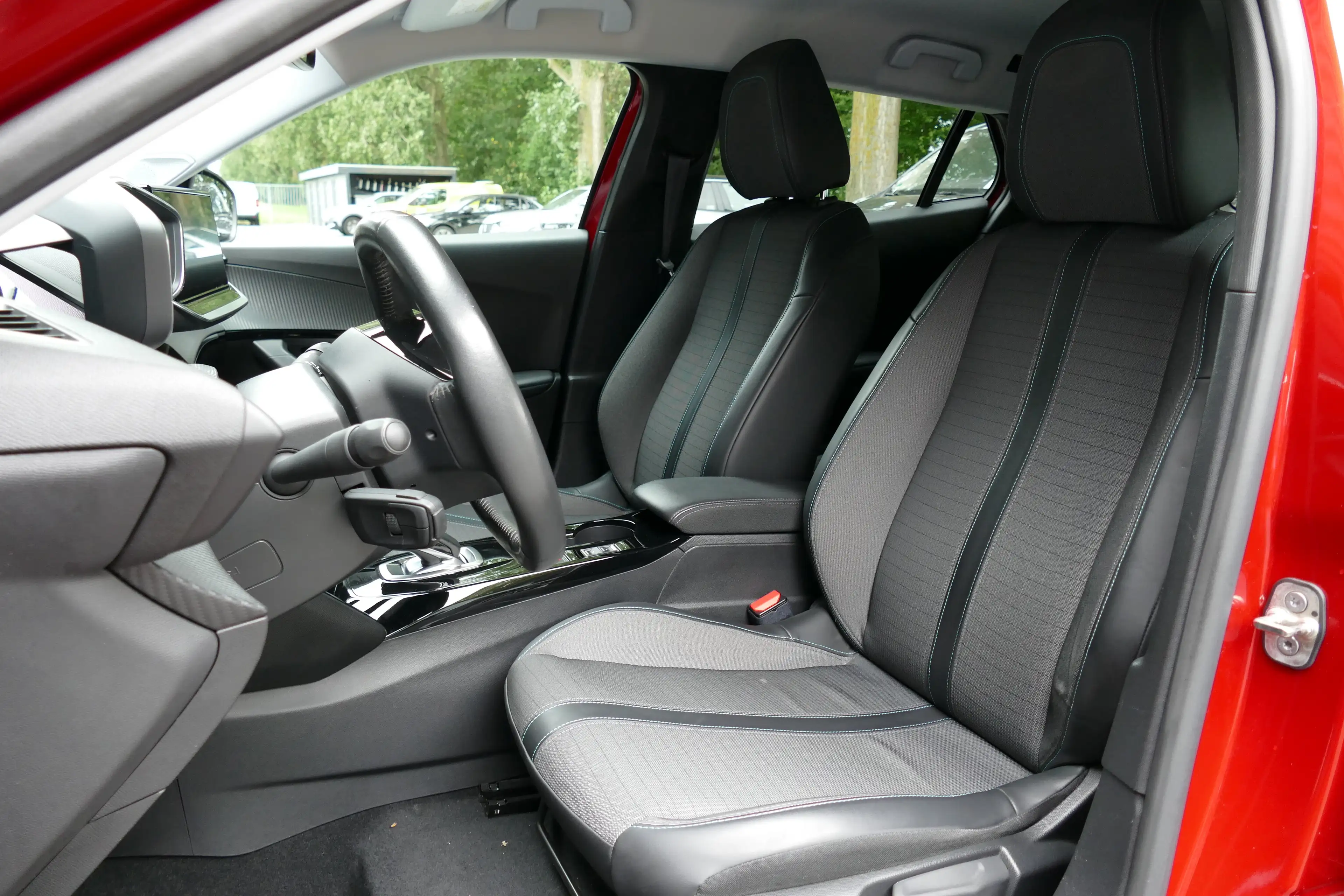 Peugeot e-2008 136PK 50KWH ALLURE PACK AUTOMAAT / CAMERA / STOELV — photo 15