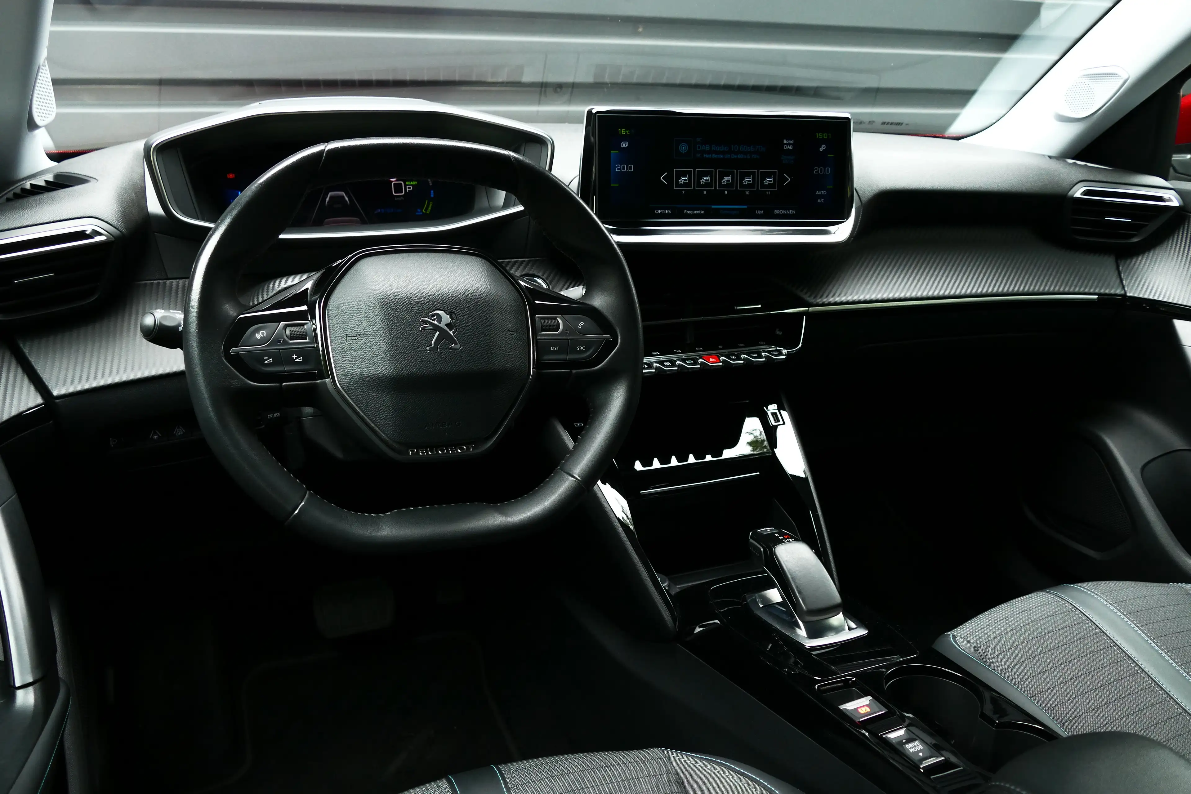 Peugeot e-2008 136PK 50KWH ALLURE PACK AUTOMAAT / CAMERA / STOELV — photo 16