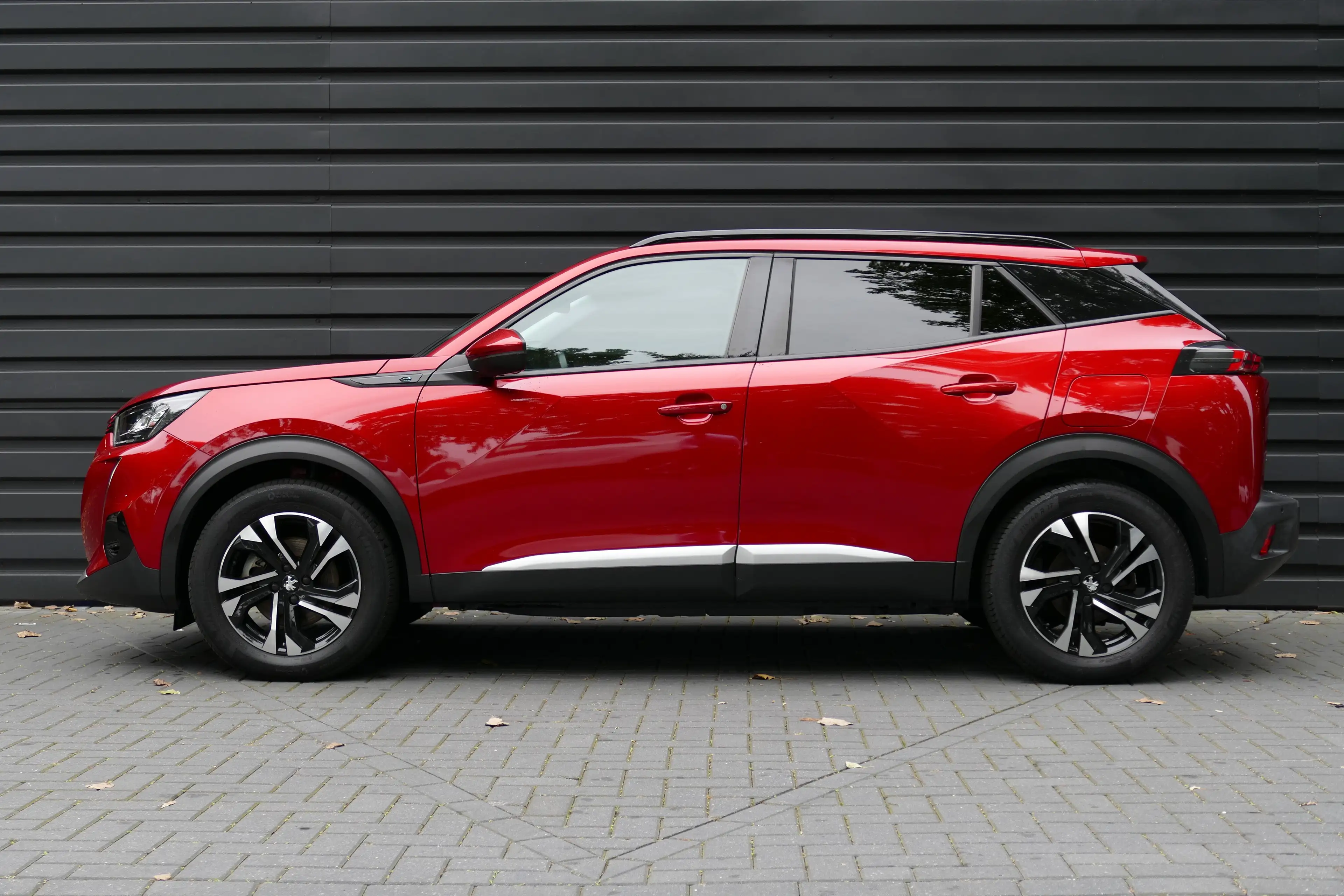Peugeot e-2008 136PK 50KWH ALLURE PACK AUTOMAAT / CAMERA / STOELV — photo 2