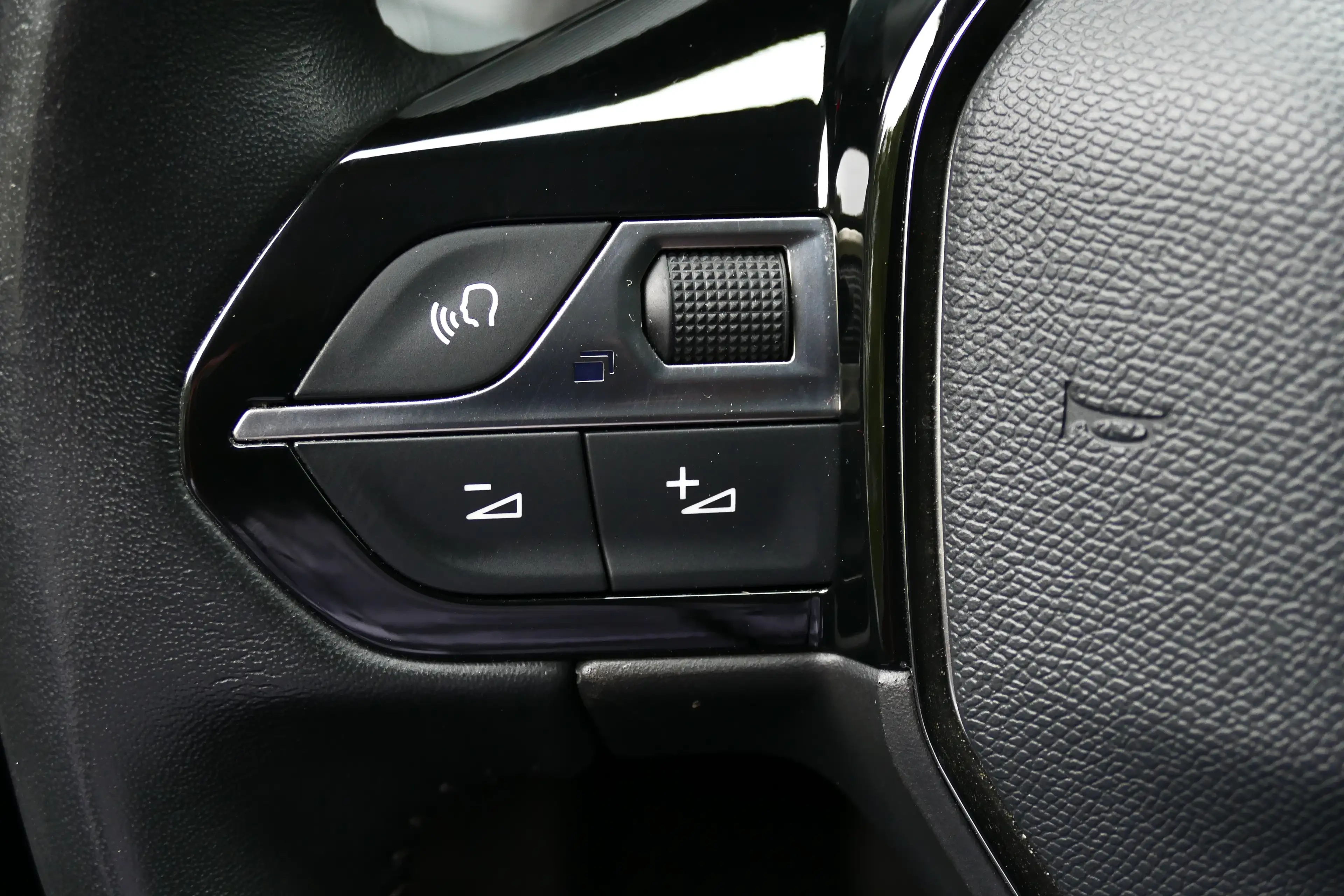 Peugeot e-2008 136PK 50KWH ALLURE PACK AUTOMAAT / CAMERA / STOELV — photo 20