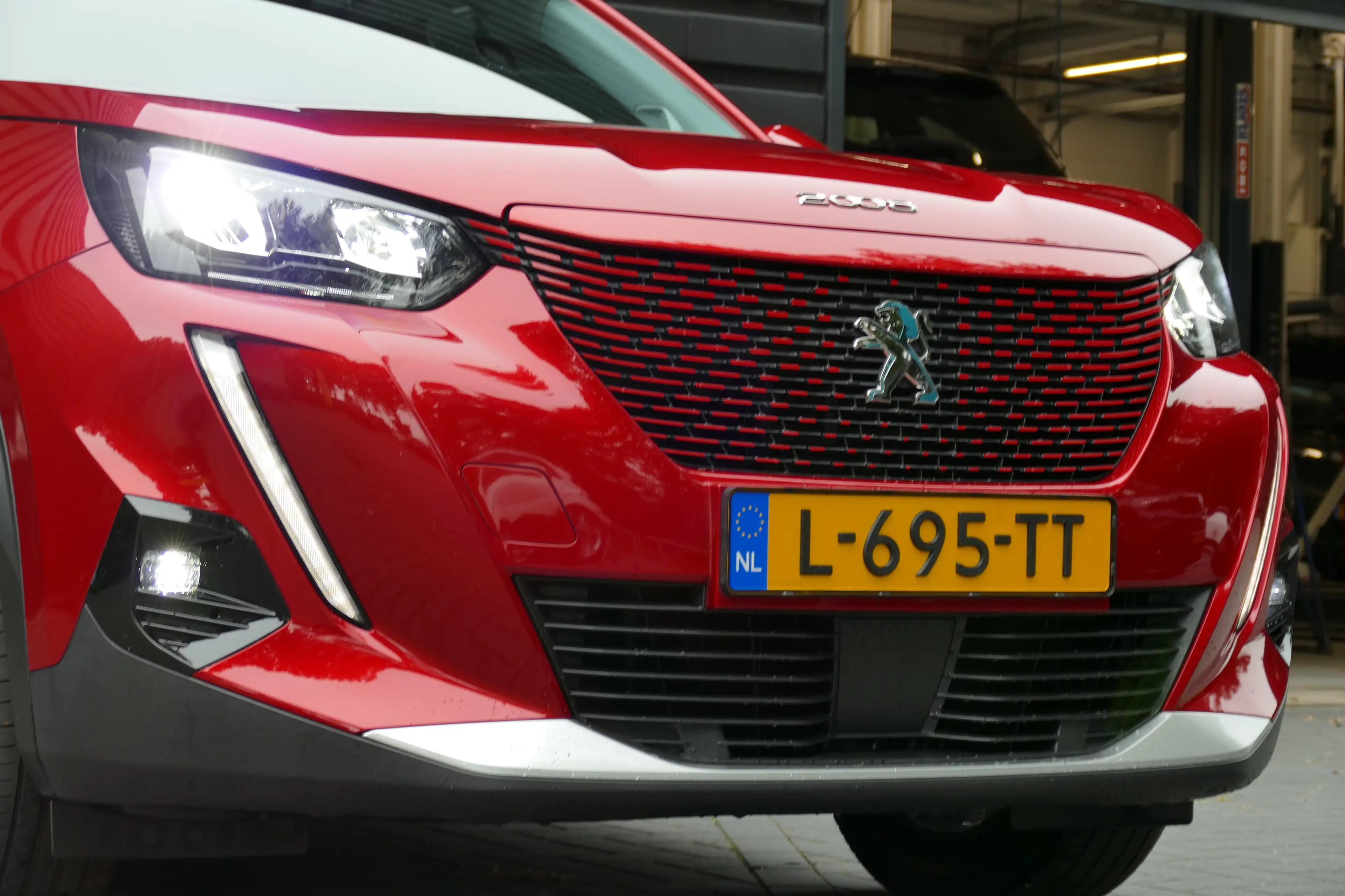 Peugeot e-2008 136PK 50KWH ALLURE PACK AUTOMAAT / CAMERA / STOELV — photo 9