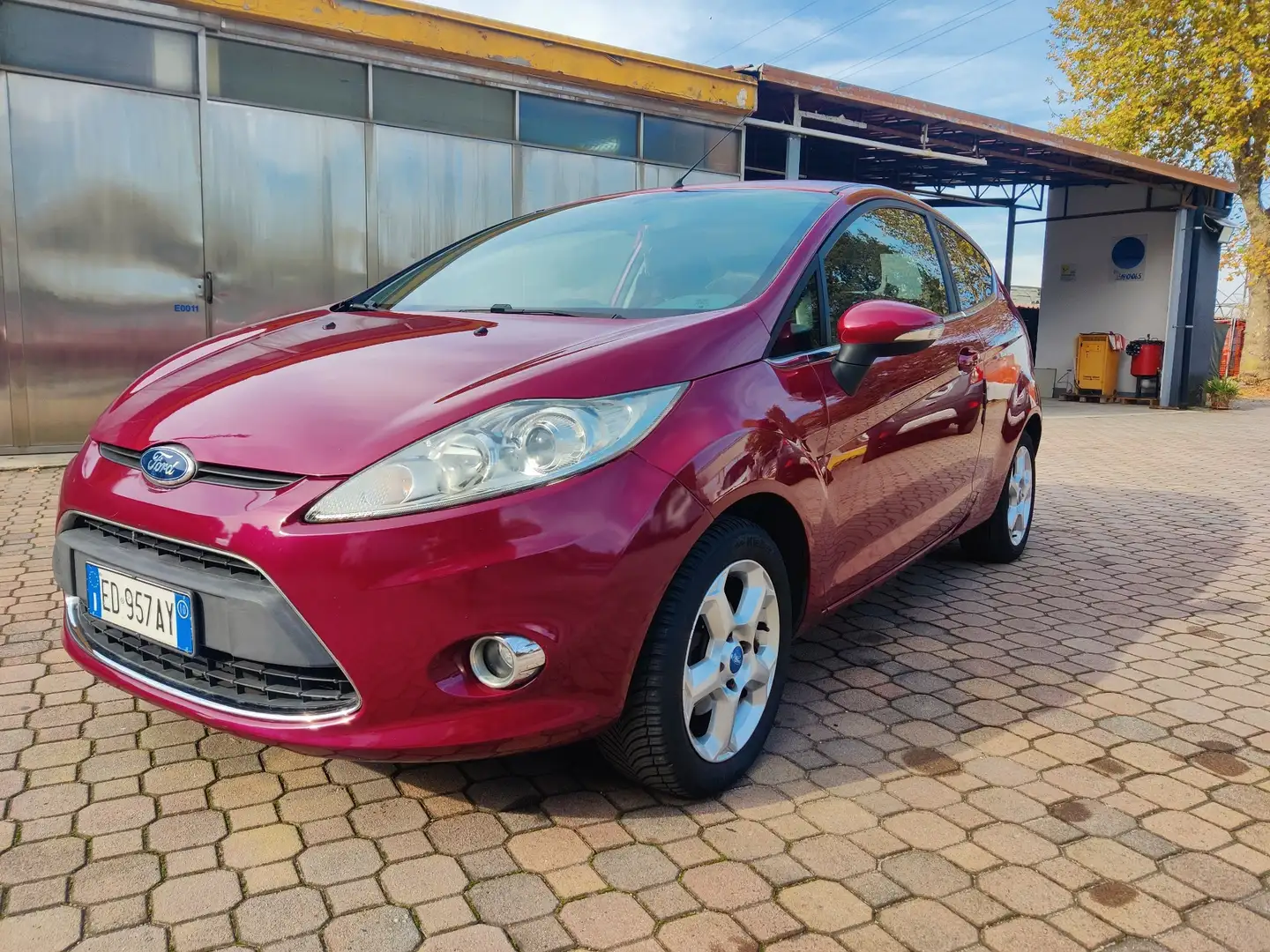 Ford Fiesta Fiesta VI 2010 3p 1.2 16v Titanium 82cv Rood - 1