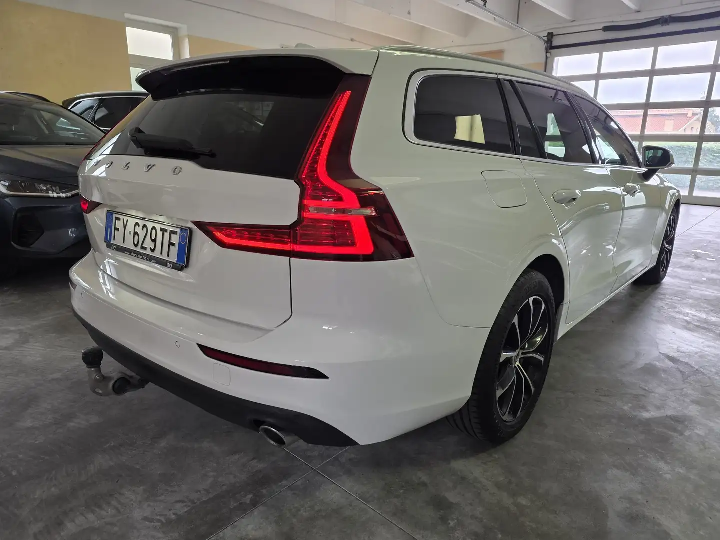 Volvo V60 2.0 d4 Momentum geartronic gancio traino uniprop Blanc - 2