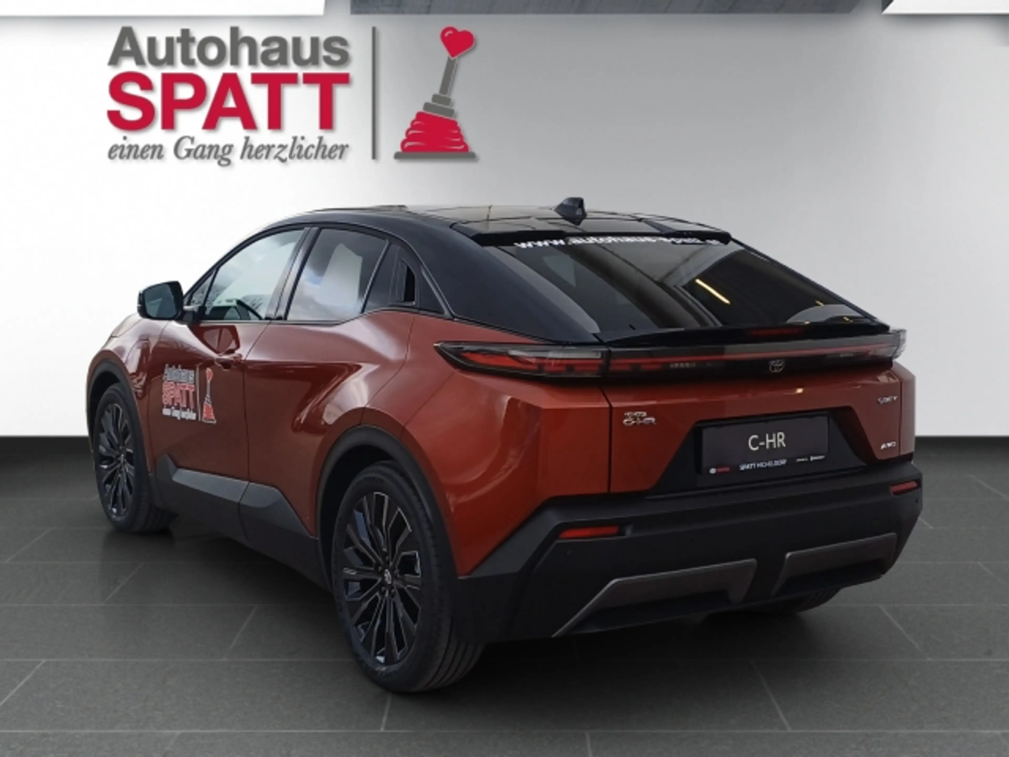 Toyota C-HR+ Lounge 4WD BEV + Sky & Sound Paket !! Jungwagen !! — photo 3